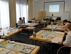 BWL Planspiel - BWL Planspiele - Projektmanagement Planspiel - Projektmanagement Planspiele - Projekt Planspiel - Projektplanspiel - Projektplanspiele - BWL Unternehmensplanspiel - BWL Unternehmensplanspiele - BWL General Management Planspiel - BWL Seminar - BWL Simulation - BWL Planspiel - BWL Planspiele